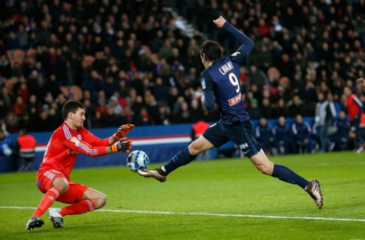 L'attaquant du PSG Edinson Cavani (d) frappe le ballon face au gardien de Lyon Mathieu Gorgelin en Coupe de la Ligue au Parc des Princes, le 13 janvier 2016