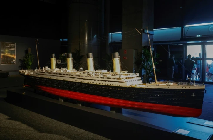 Un modèle réduit du Titanic exposée le jour de l'ouverture de l'exposition XXL Titanic à Paris Expo Porte de Versailles à Paris le 18 juillet 2023