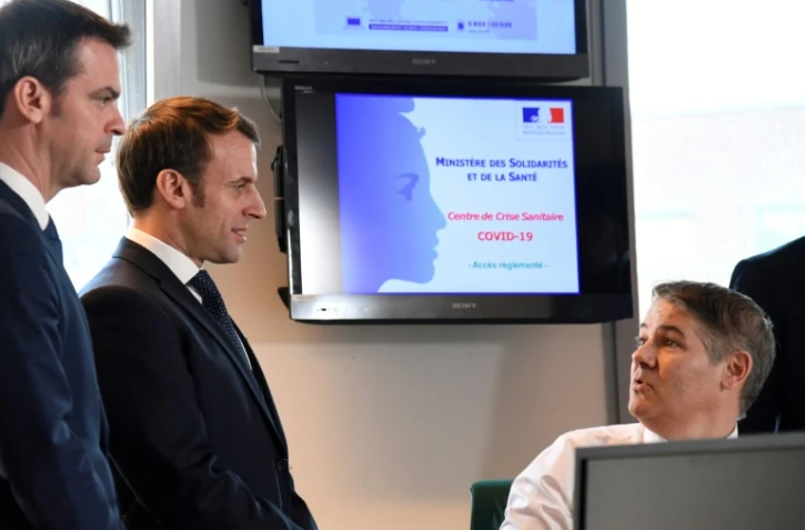 Emmanuel Macron et le ministre de la Santé, Olivier Véran (G), visitent mardi 3 mars 2019 le Centre operationnel de régulation et de réponse aux urgences sanitaires et sociales, à Paris