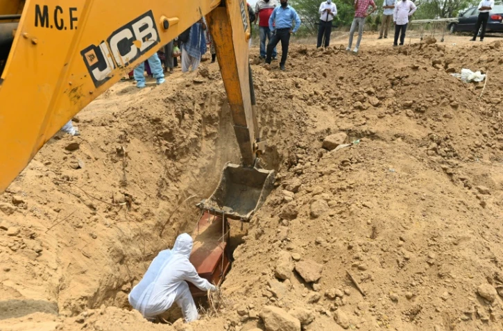 Enterrement d'une victime du covid le 8 mai 2021 Ă Faridabad (Inde)