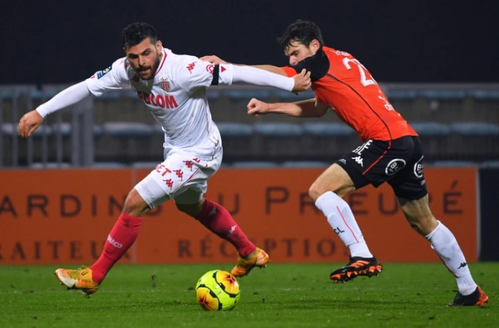L'attaquant allemand de Monaco Kevin Volland (g), aux prises avec le défenseur lorientais Vincent Le Goff lors de leur match de L1, le 6 janvier 2021 au stade du Moustoir