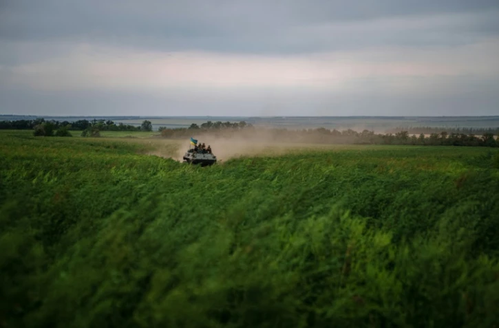 Un blindé ukrainien dans la région de Kharkiv, nord-est de l'Ukraine, le 26 août 2022
