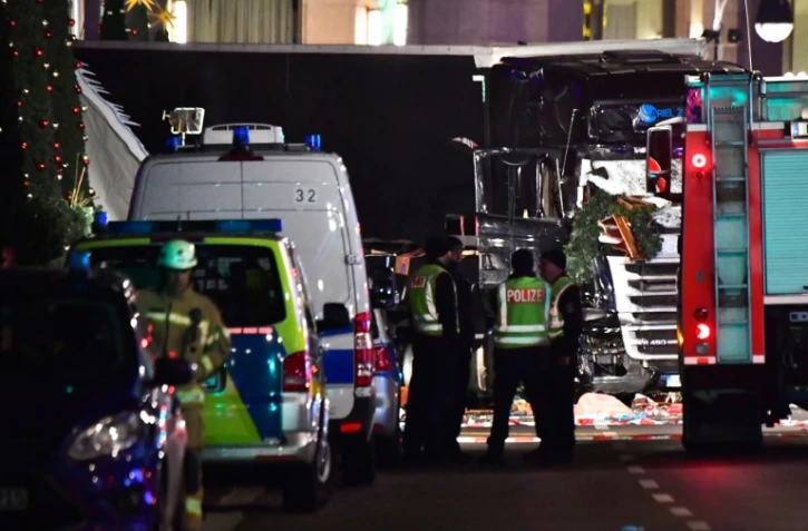 La police devant le camion qui a foncé sur la foule dans un marché de Noël, le 19 décembre 2016 à Berlin
