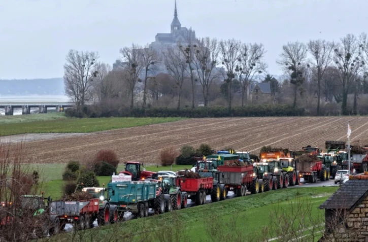 Un convoi de tracteurs durant une manifestation de la Coordination rurale près du Mont-Saint-Michel, le 18 décembre 2025