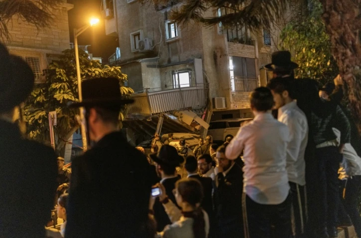 Un immeuble touché par un projectile à Bnei Brak, dans la banlieue est de Tel-Aviv, le 24 mars 2026