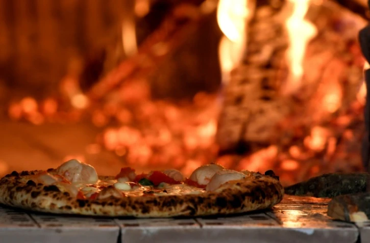 Une pizza préparée dans le musée Capodimonte de Naples, qui abrite le premier four où a été cuite une pizza Margherita, le 6 décembre 2017