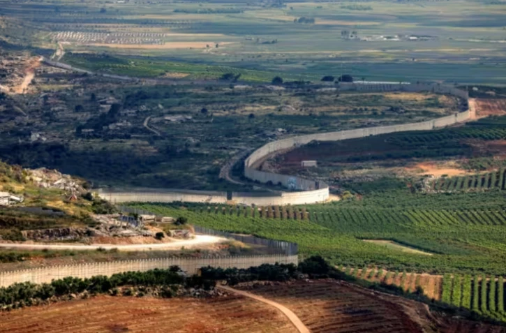 Le mur frontalier entre Israël (à droite) et le Liban, le 29 mai 2026 ( AFP / Jalaa MAREY )