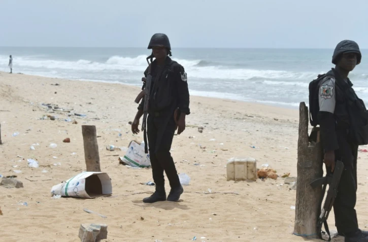 Des militaires patrouillent sur la plage de Grand-Bassam en Côte d'Ivoire, le 14 mars 2016