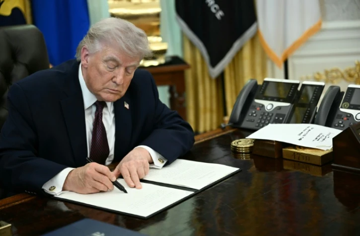 Le président américain Donald Trump signe des décrets dans le Bureau ovale de la Maison Blanche, le 31 mars 2026 à Washington