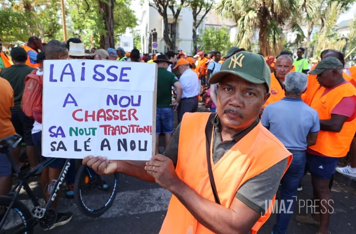 Saint-Denis : les chasseurs de tangues mobilisés devant la préfecture [?]