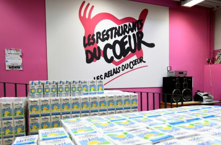 Des stocks de lait dans un local des Restos du coeur, le 22 novembre 2016 à Paris