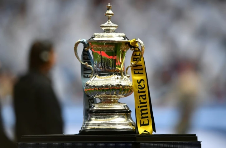 Le trophée, remis au vainqueur de la Coupe d'Angleterre, est exposé avant la finale entre Manchester City et Watford, le 18 mai 2019 au stade de Wembley à Londres