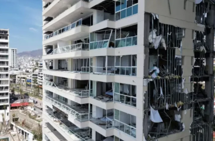 Un immeuble endommagé après le passage de l'ouragan Otis, le 26 octobre 2023 à Acapulco, au Mexique ( AFP / RODRIGO OROPEZA )