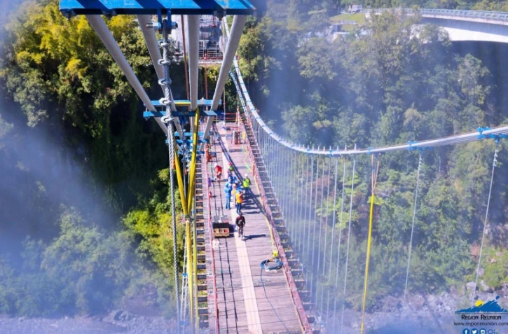 chantier pont suspendu rivière de l'est
