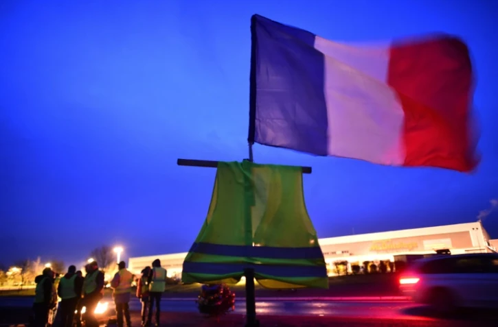 Un rond-point occupé par des "gilets jaunes" aux abords du Mans, le 16 décembre 2018