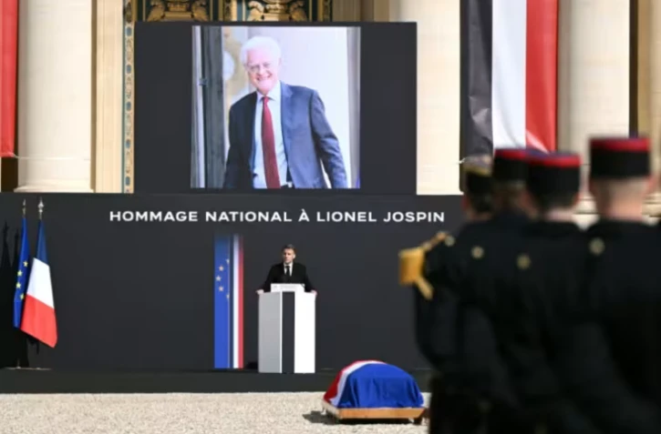 Le président Emmanuel Macron prononce un discours lors d'un hommage national à l'ancien Premier ministre socialiste Lionel Jospin à l'Hôtel des Invalides à Paris, le 26 mars 2026 ( AFP / Bertrand GUAY )
