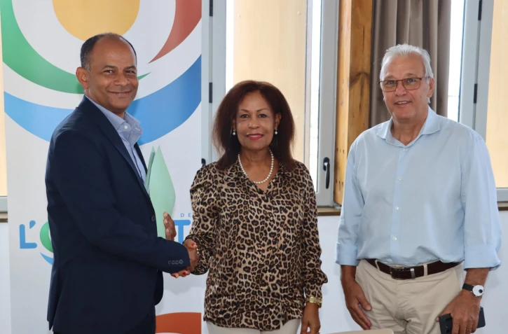 (de g.àd. : Emmanuel Séraphin, président du Territoire d l’Ouest – Lyliane Piquion, présidente d’Interco’Outre-mer – Maurice Gironcel, président de la Cinor)