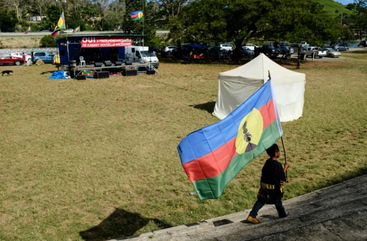 Un enfant porte un drapeau indépendantiste calédonien lors d'un meeting du FLNKS à Nouméa, le 30 octobre 2018