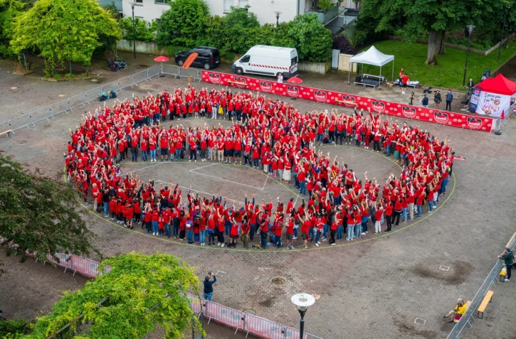 529 Alsaciens battent le record du monde du plus grand bretzel humain [?]