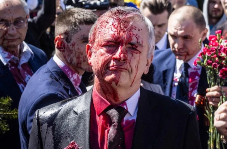      Sergueï Andreev le visage couvert de faux sang à Varsovie, lundi 9 mai. 