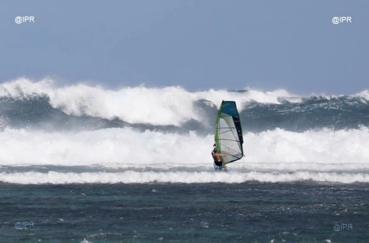 kitesurf, surf, houle, vent, plage de trou d'eau, la saline-le-bains, actualités de la réunion