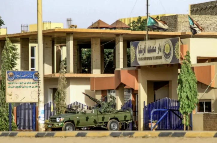 Un pick up équipé d'une mitrailleuse appartenant aux paramilitaires est stationné dans une rue de Khartoum, le 17 avril 2023 ( AFP / - )