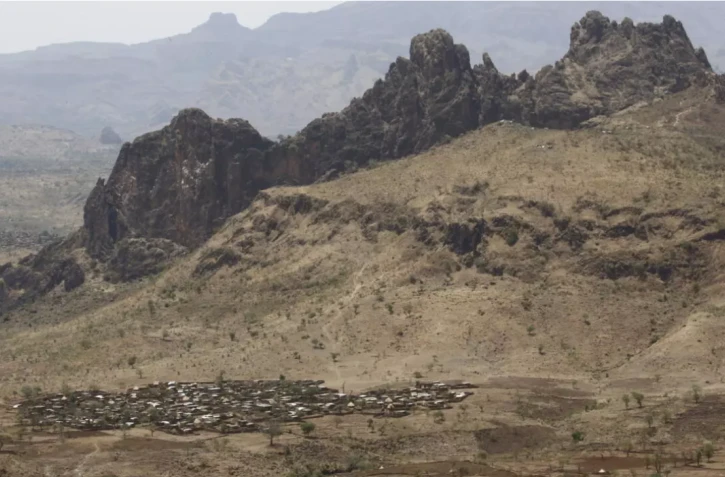  Vue aérienne de la ville de Golo, dans la région montagneuse et boisée du Jebel Marra, au centre du Darfour. Cette zone a été complètement détruite par l'éboulement, dimanche 31 août. © Ashraf Shazly, AFP 