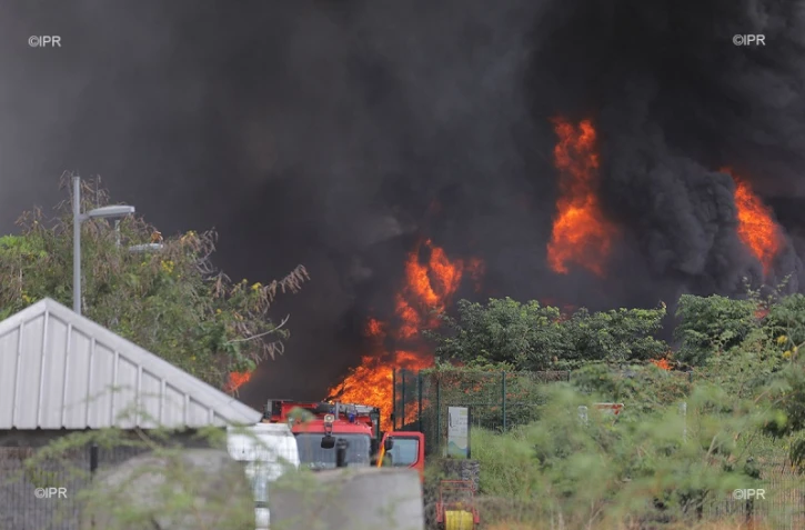 Feu dans un entrepôt au Port 