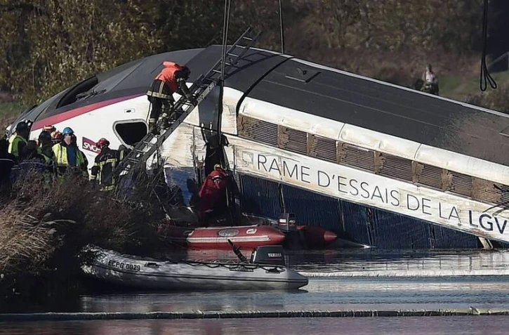Les secours sur la scène de l’accident au lendemain de celui-ci, le 15 novembre 2015, dans un canal à Eckwersheim, près de Strasbourg, dans l’est de la France. 
