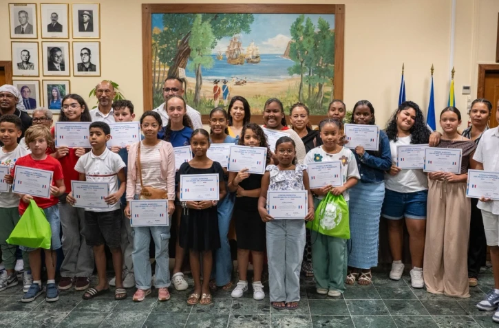 La ville de la Possession décerne un diplôme aux jeunes membres du conseil municipal