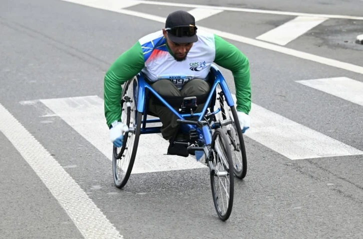 Kévin Velprat conserve son titre de champion de La Réunion de semi-marathon handisport