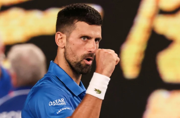Le Serbe Novak Djokovic célèbre sa victoire face au Tchèque Jiri Lehecka en huitième de finale de l'Open d'Australie, à Melbourne, le 19 janvier 2025