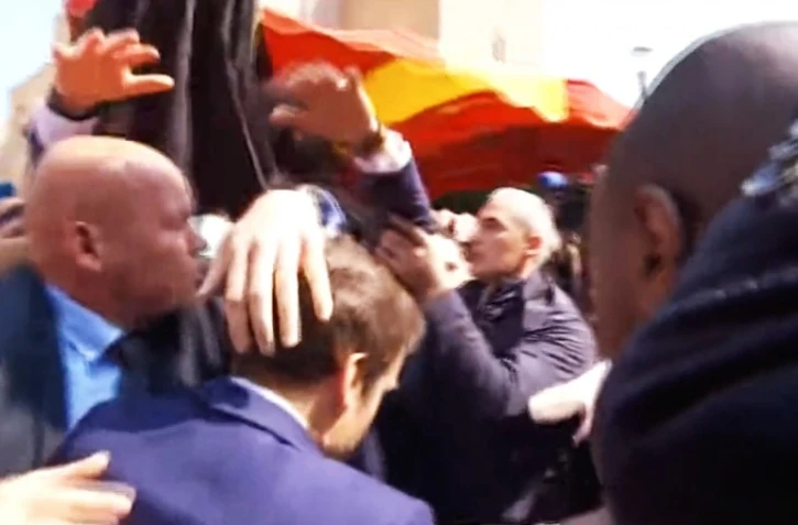 Cergy : Emmanuel Macron visé par un jet de tomates 