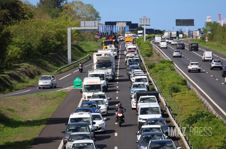 Route du littoral : collision entre une moto et une voiture, 13 km d’embouteillage en direction de Saint-Denis