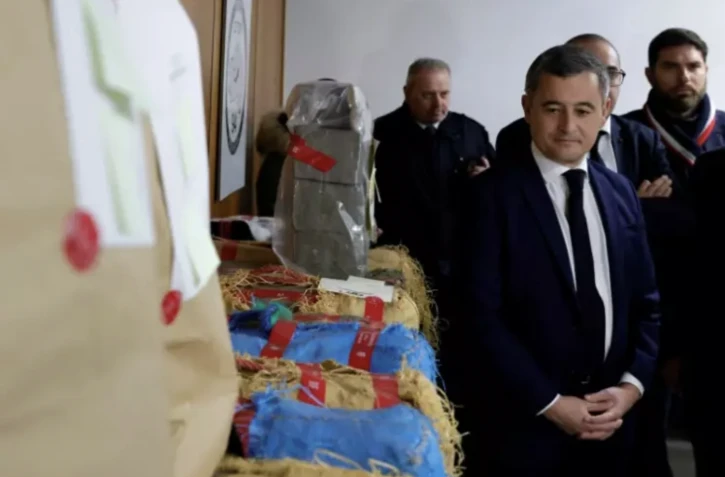 Le ministre de l'Intérieur Gérald Darmanin en déplacement, le 21 janvier 2024, au commissariat de Créteil dont les policiers ont saisi 500 kilos de cannabis la semaine dernière ( AFP / Geoffroy Van der Hasselt )