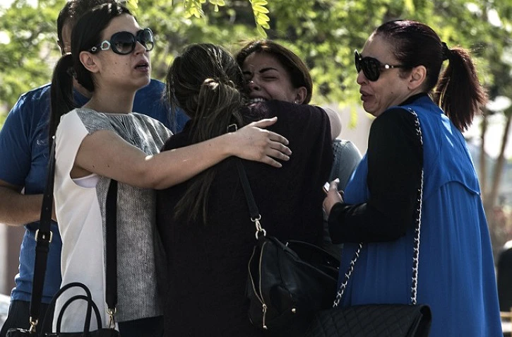 Des familles de passagers du vol d\'EgyptAir à leur arrivée à l\'aéroport le 19 mai 2016 à Roissy
