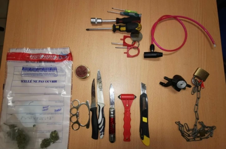  la gendarmerie confisque plusieurs couteaux et poings américains