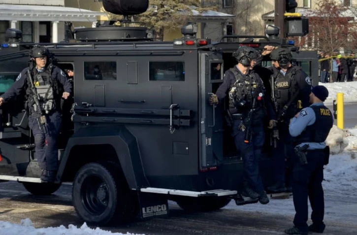 Des agents de police arrivent à Minneapolis, le 7 janvier 2026, où un policier de l'immigration a tué une femme lors d'une opération