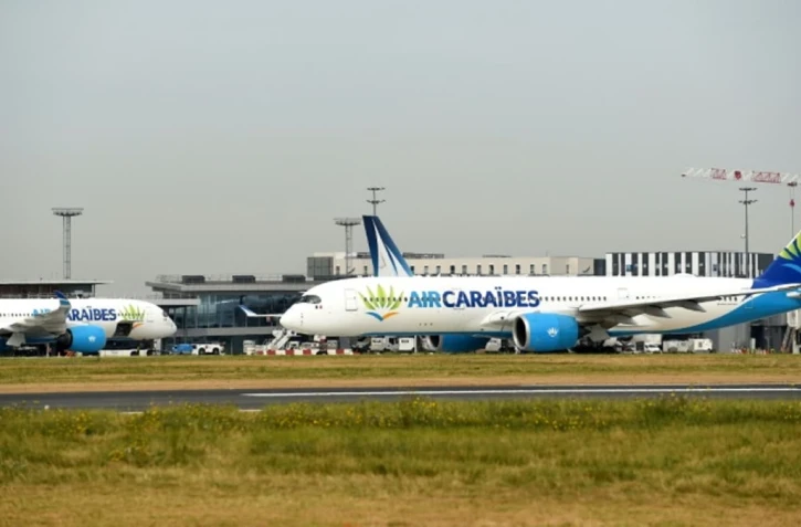 Un avion de la compagnie Air Caraïbes sur le tarmac de l'aéroport Paris-Orly. 
