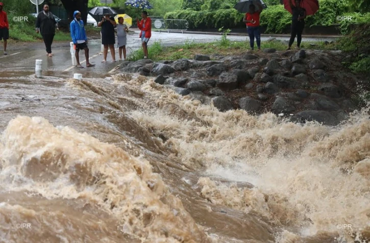 Dépression tropicale, sud, crue, radier submergé, eau
