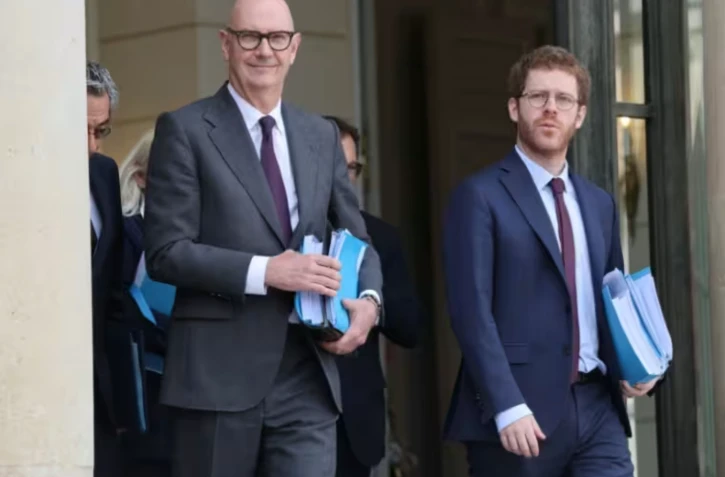 Le ministre de l'Economie Roland Lescure et le ministre des Comptes publics David Amiel, Ă Paris le 1er octobre 2026 ( AFP / Ludovic MARIN )