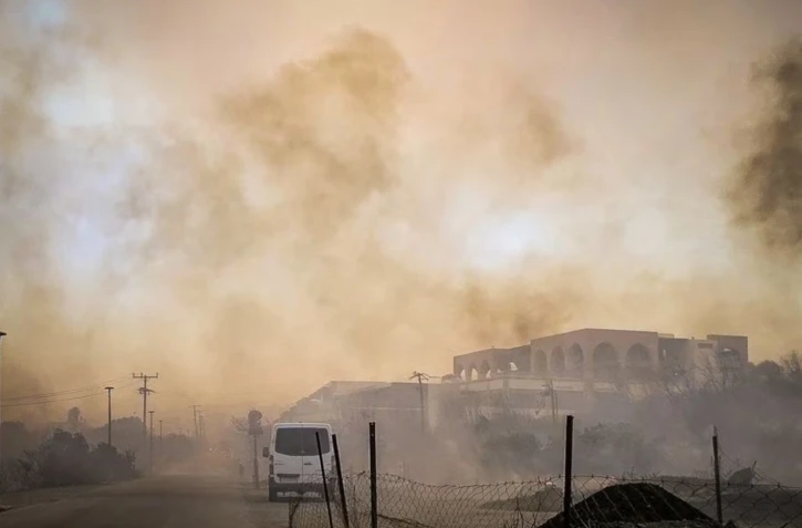 Canicule : le feu entraîne une opération d'évacuation sans précédent en Grèce