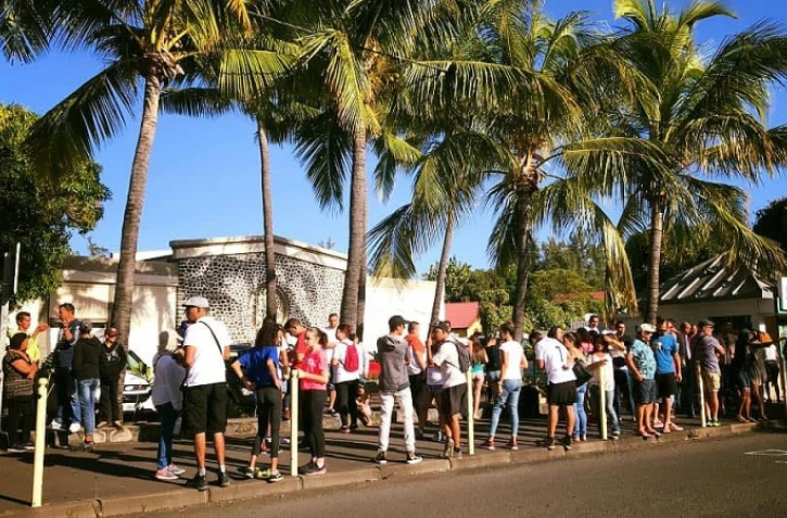 Etang-Salé : Mathieu Hoarau et ses militants manifestent sur la plage