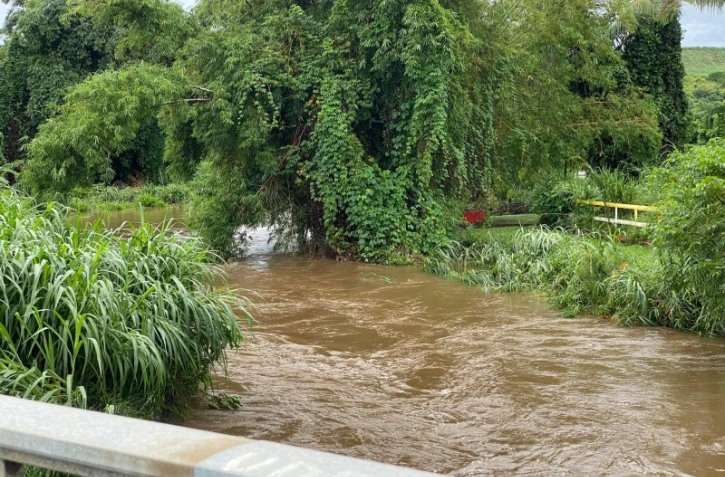 Pluies inondations petite rivière saint jean sainte-suzanne