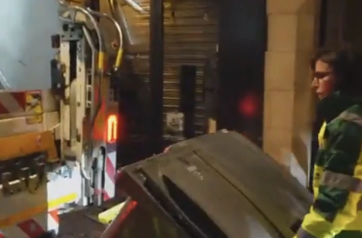 Rachida Dati monte à l’arrière d’un camion et ramasse les poubelles dans les rues de Paris