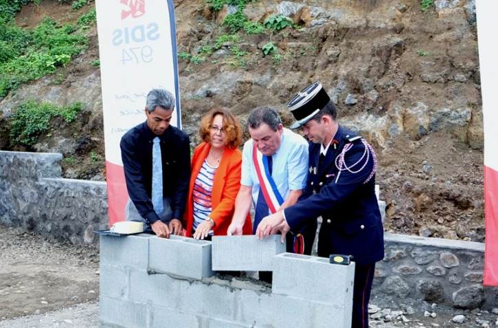 pose de la première pierre pompier avirons 