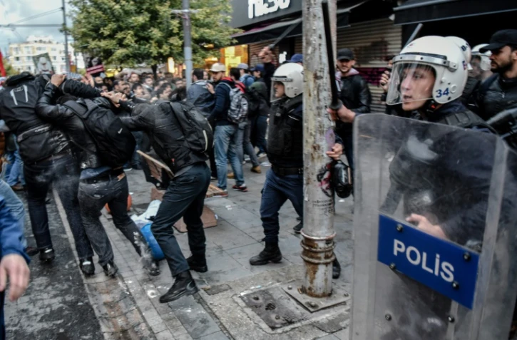 La police turque a fait usage de gaz lacrymogène et de balles en caoutchouc pour disperser une cinquantaine de membres de la communauté LGBT réunis près de la fameuse place Taksim d'Istanbul