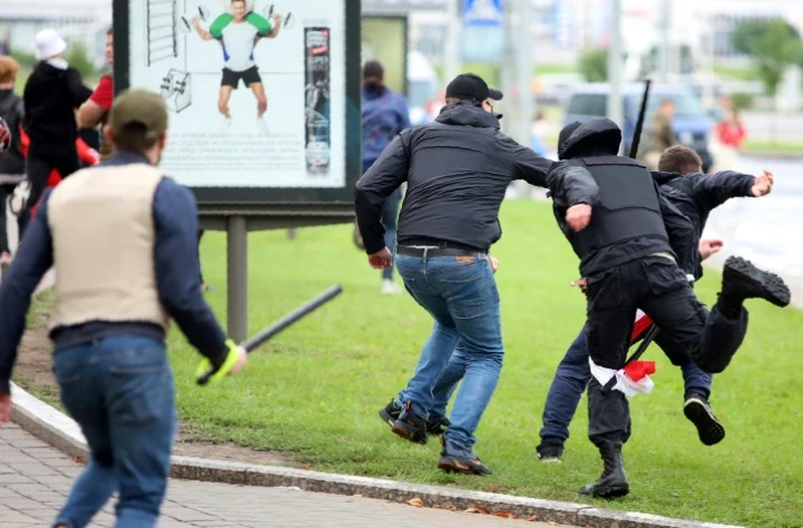 Arrestation d'un manifestant le 6 septembre 2020 Ă Minsk lors d'un rassemblement de l'opposition