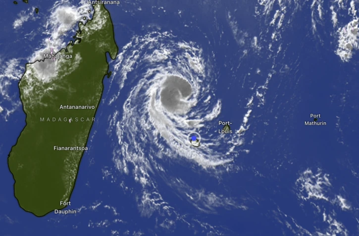 À 315 km de La Réunion, Gezani devrait toucher Madagascar au stade de cyclone, voire cyclone intense, mardi