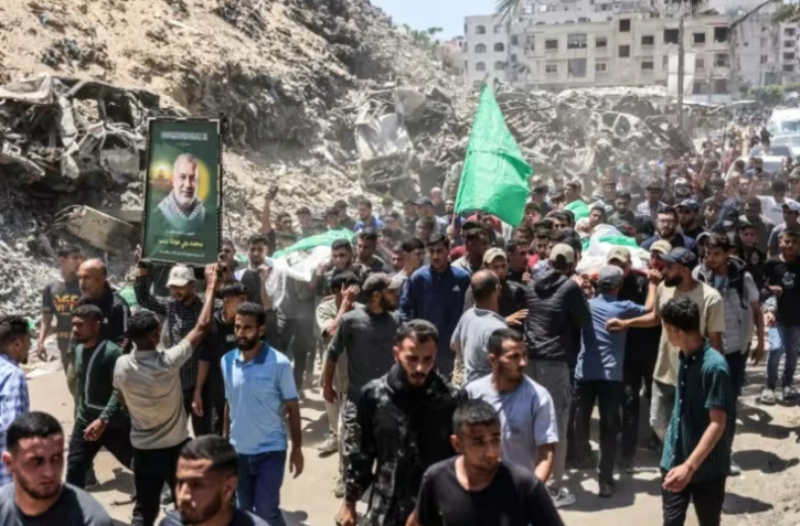 Des personnes transportent les corps de Palestiniens dont celui du dirigeant du Hamas Mohammed Odeh, tué la veille par l'armée israélienne, lors de ses funérailles à Gaza le 27 mai 2026 ( AFP / Omar AL-QATTAA )